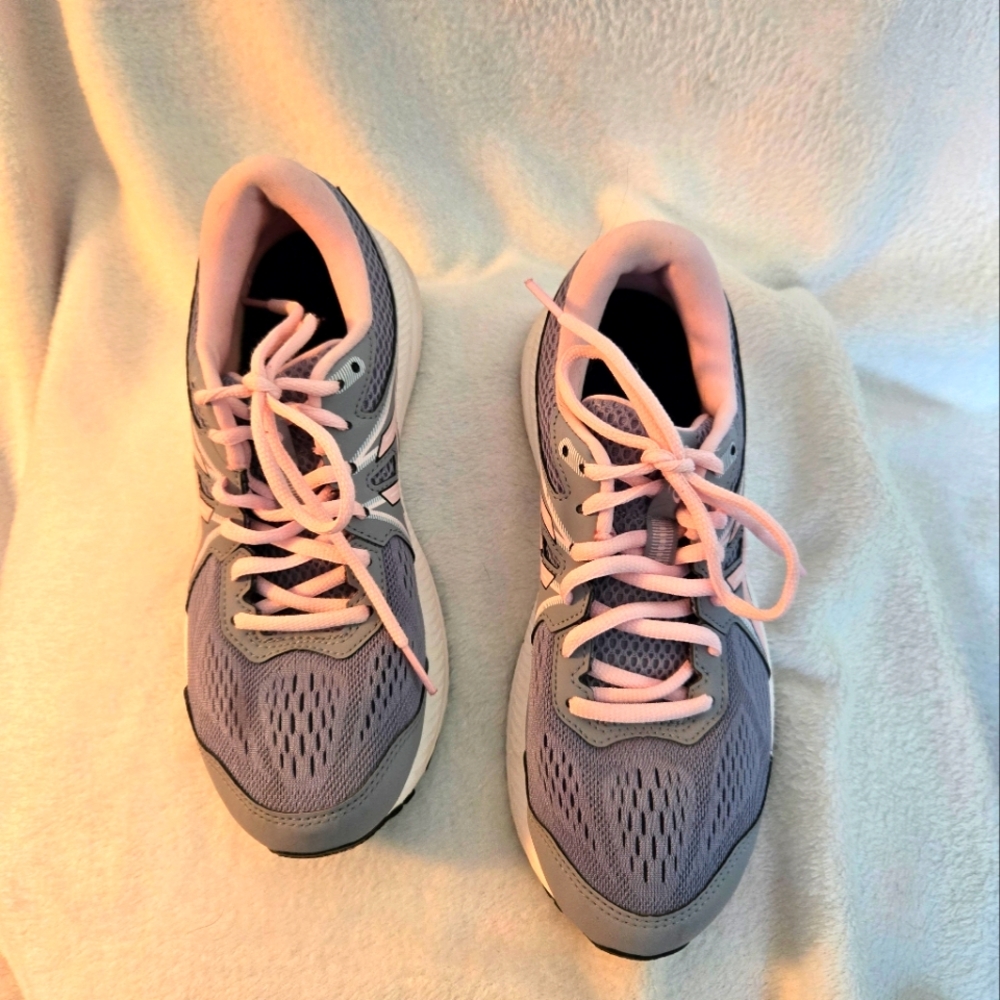 Women's Athletic Shoes in Gray and Pink